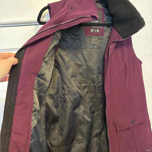 VOLCOM water repellent vest with detachable hood with faux fur trim. - Picture 2 of 8